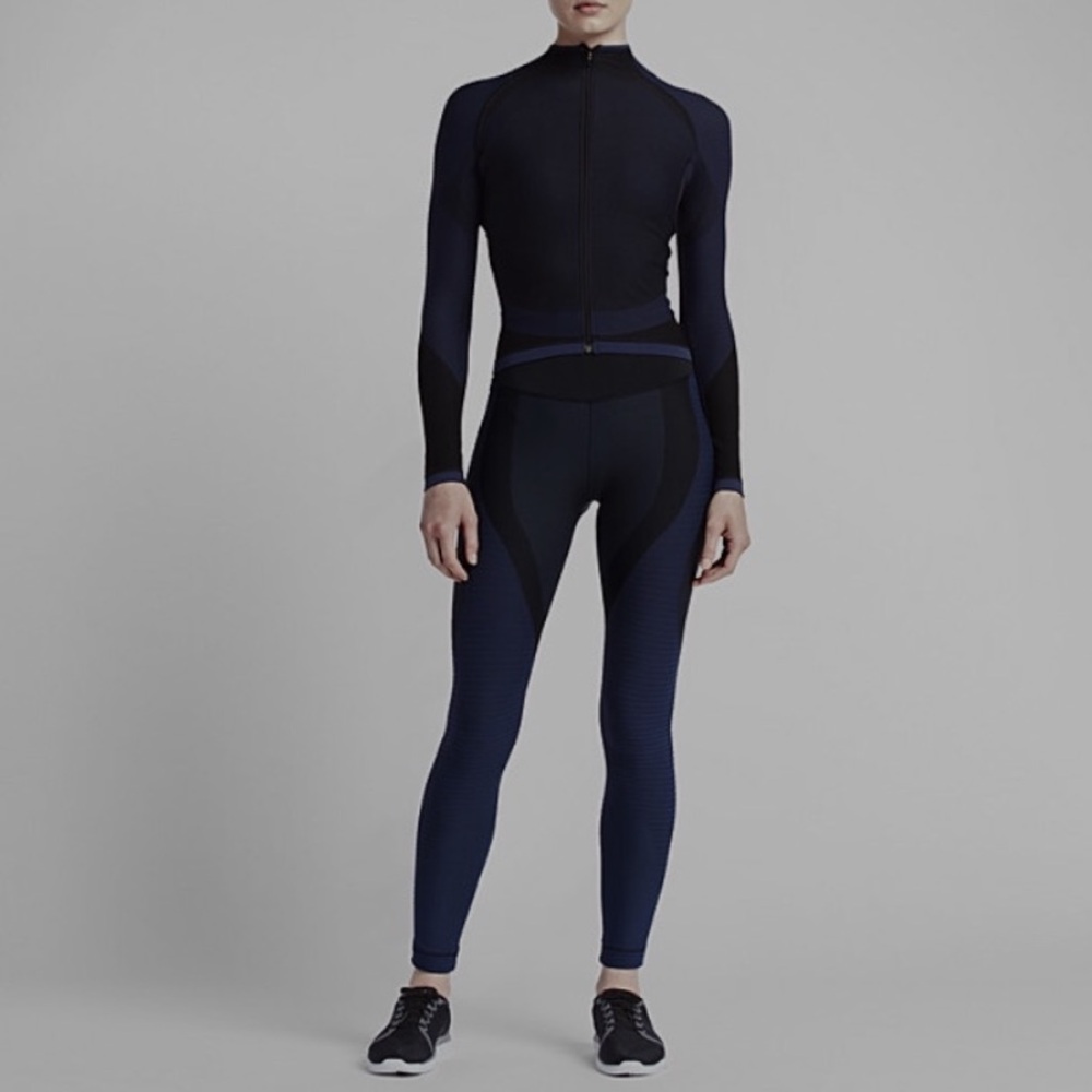 NIKE zones sculpt 
Women's Training set
